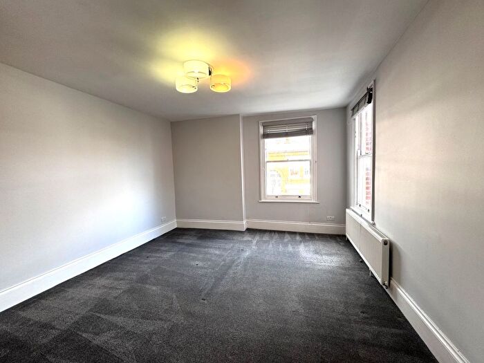 3 Bedroom Flat To Rent In Rostrevor Road, London, SW6