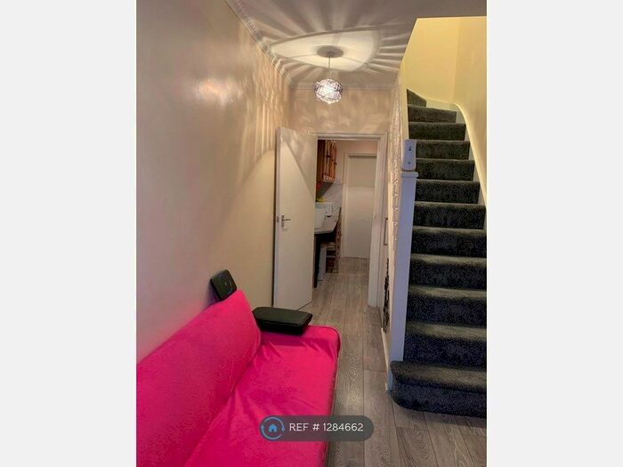 2 Bedroom Flat To Rent In Spring Grove Crescent, Hounslow TW3