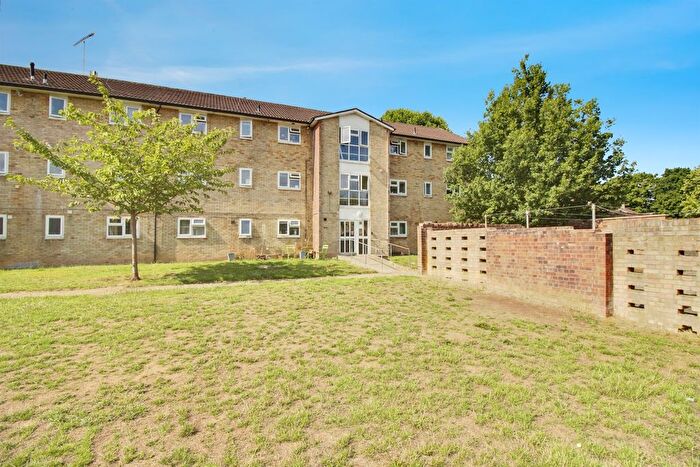 2 Bedroom Flat For Sale In Haymeads, Welwyn Garden City, AL8