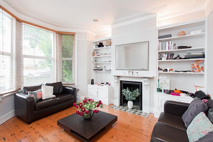 2 Bedroom Flat To Rent In Harbut Road - London, SW11