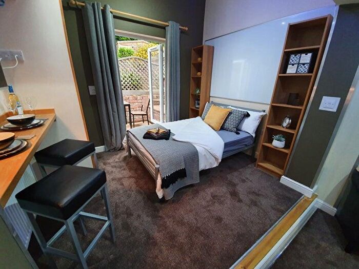 Studio To Rent In Richmond Road - Studio For /, LN1