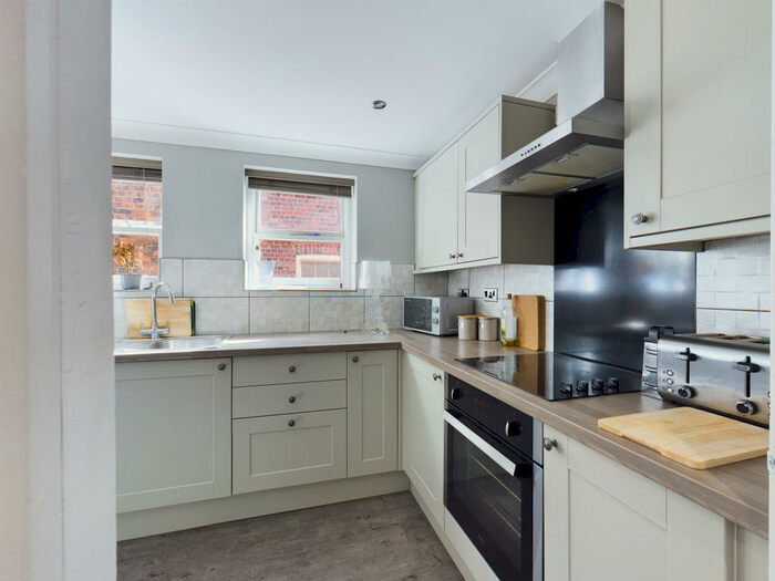 2 Bedroom Apartment To Rent In Grammar School Yard, HU1