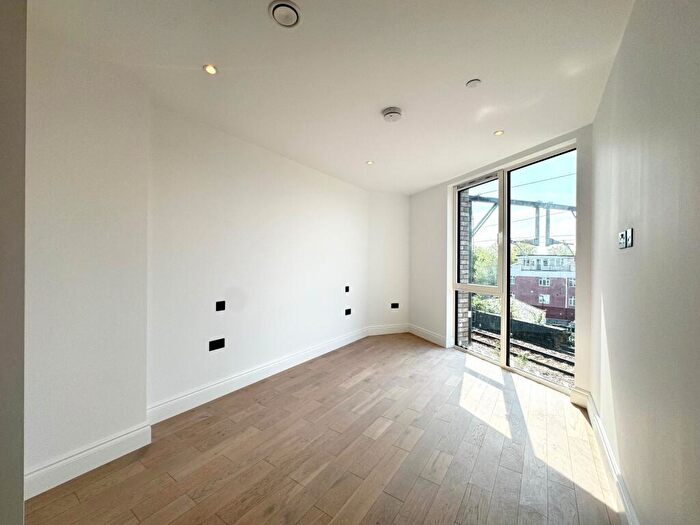 3 Bedroom Flat To Rent In High Road, Leyton, E10