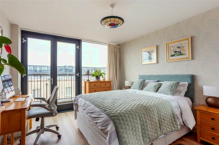 2 Bedroom Flat For Sale In Longmead Terrace, Bath, BA2