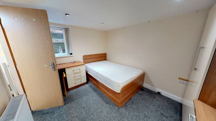 8 Bedroom Semi-Detached House To Rent In St Michaels Villas, Headingley, Leeds, LS6