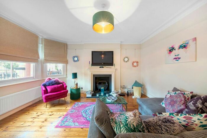 2 Bedroom Flat To Rent In Queens Club Gardens, Barons Court, London, W14