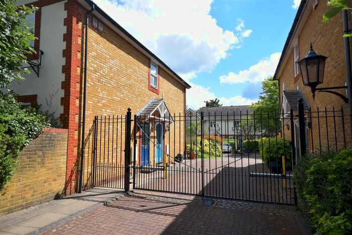 2 Bedroom Flat To Rent In Jordans Mews, Twickenham, TW2