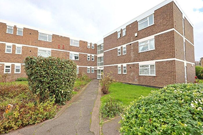 3 Bedroom Flat For Sale In Stratton Close, Edgware, HA8