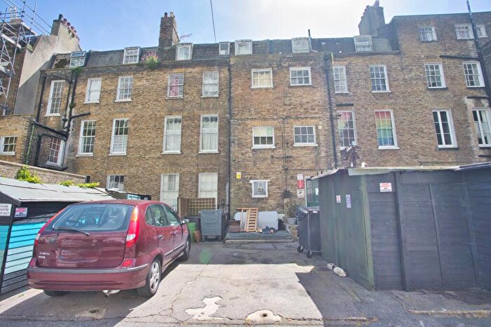 2 Bedroom Flat For Sale In East Cliff, Dover, Kent, CT16