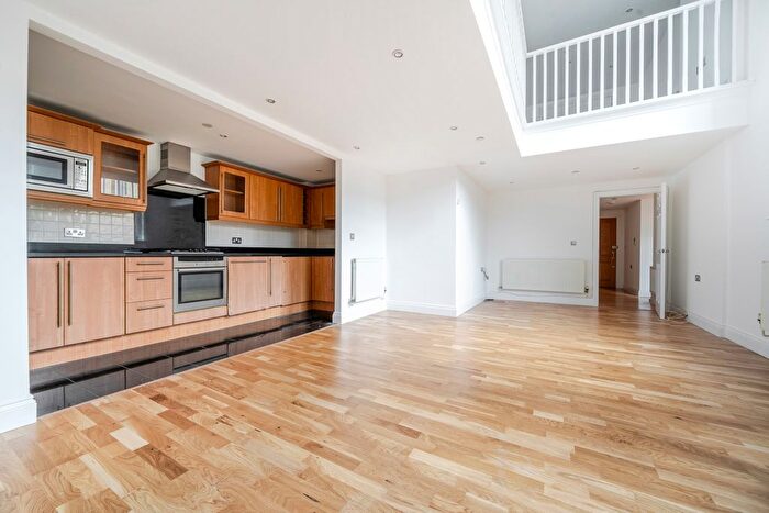 3 Bedroom Flat To Rent In Royal Drive, London, N11