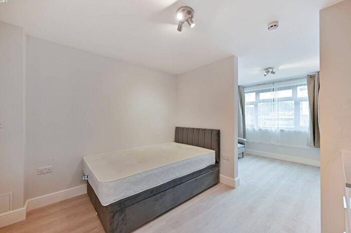 Studio To Rent In Hounslow Avenue, Hounslow, TW3