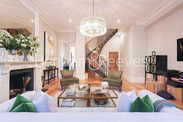 3 Bedroom Flat To Rent In Henrietta Street, London, WC2E