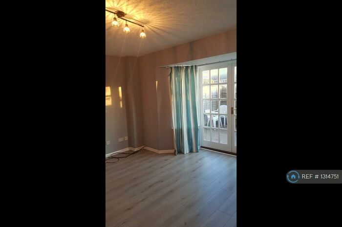 2 Bedroom Semi-Detached House To Rent In Larkvale, Aylesbury, HP19
