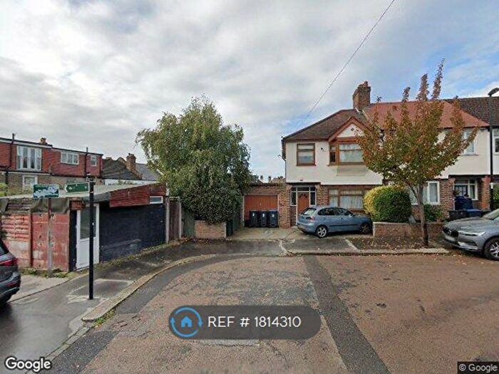 Studio To Rent In South Norwood, London, SE25