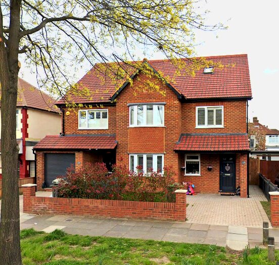 4 Bedroom Semi-Detached House To Rent In Hanworth Road, Hounslow, TW4