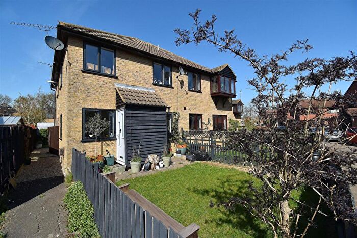 1 Bedroom Mews For Sale In Lyndhurst Drive, Bicknacre, CM3