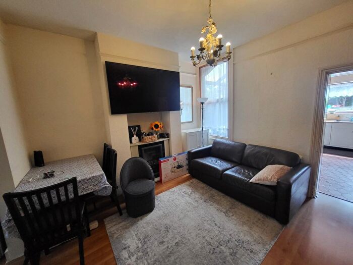 2 Bedroom Property To Rent In Rosebank Road, Hanwell, W7
