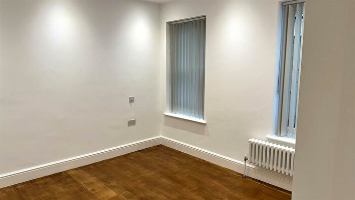 2 Bedroom Flat To Rent In Cavendish House, Marine Parade, Worthing, BN11