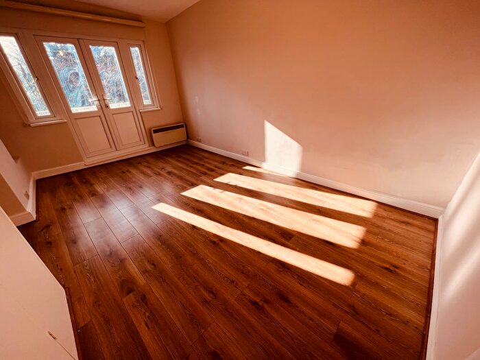 Studio To Rent In Queens Avenue, London, N10