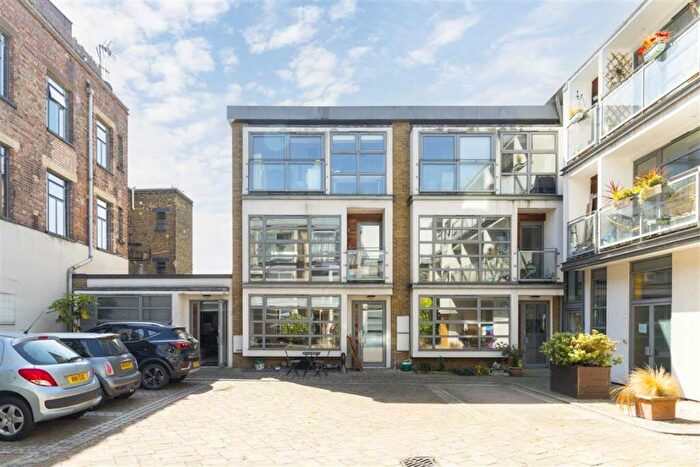 3 Bedroom Maisonette To Rent In Tanners Yard, Bethnal Green, E2