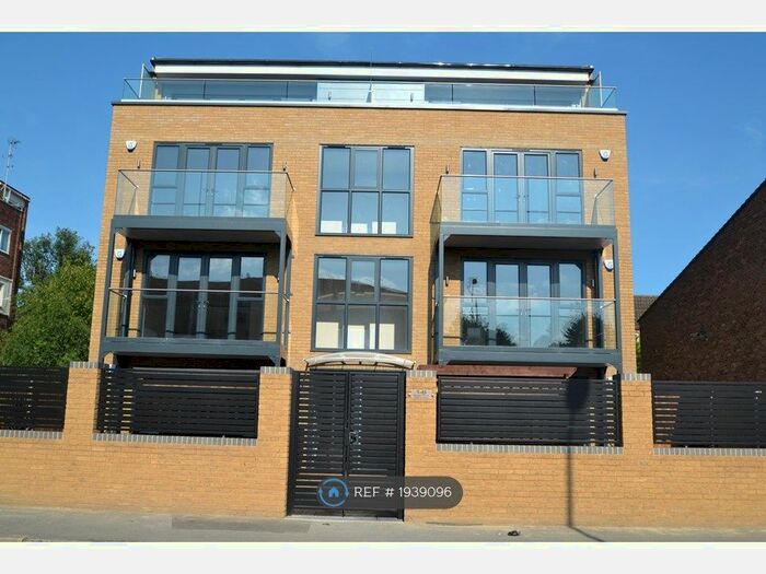 2 Bedroom Flat To Rent In Pomeroy Street, London, SE14