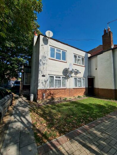 2 Bedroom Flat To Rent In Elm Avenue, Ruislip, Middlesex, HA4