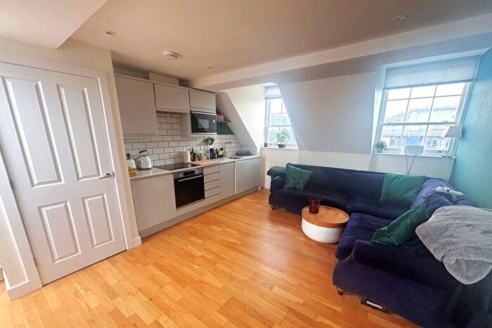 2 Bedroom Flat To Rent In Walton On Thames, Surrey, KT12