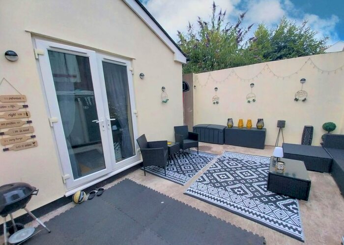 2 Bedroom Flat To Rent In Wyndham Crescent, Canton, Cardiff, CF11