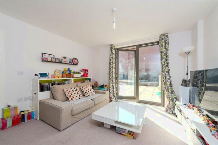 3 Bedroom Maisonette To Rent In Robertson Road, Canning Town, E16