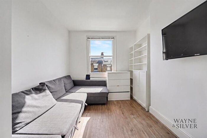 1 Bedroom Apartment To Rent In Roderick Road, Hampstead, London, NW3