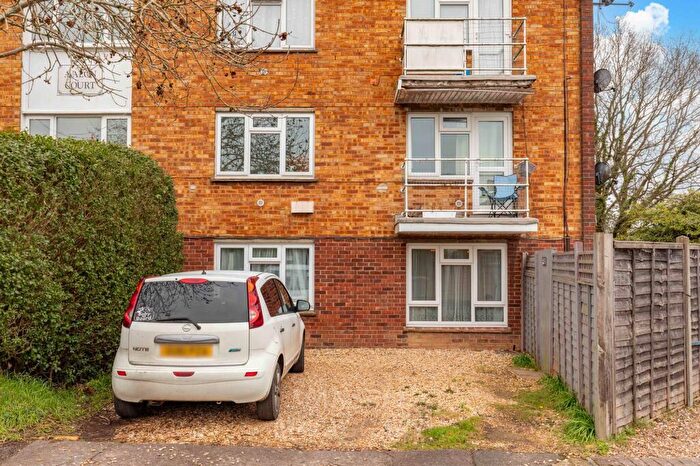 3 Bedroom Flat For Sale In Avalon Court, Spiers Way, Horley, RH6