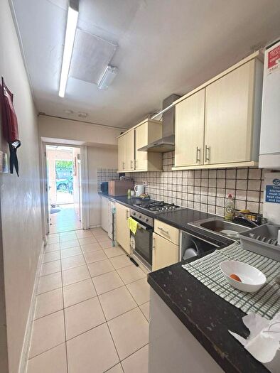 6 Bedroom End Of Terrace House For Sale In Bath Road, Hounslow, TW4