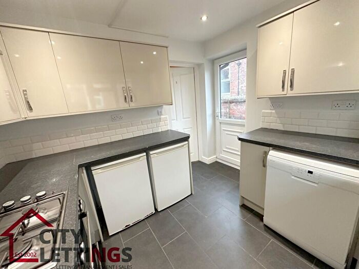 6 Bedroom End Of Terrace House To Rent In Douglas Road, Lenton, NG7