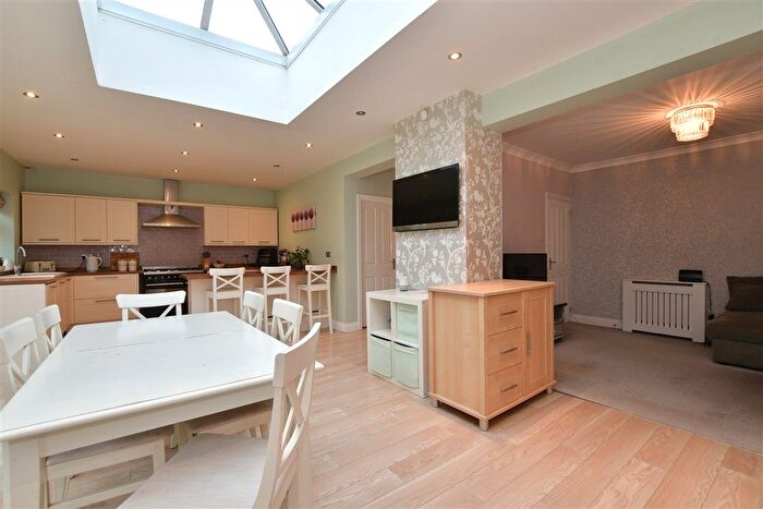 4 Bedroom Chalet For Sale In Sylvia Avenue, Hutton, Brentwood, Essex, CM13