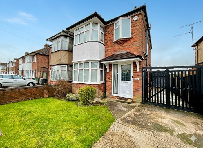 3 Bedroom Semi Detached House For Sale In Clevedon Road, Luton, Bedfordshire, LU2