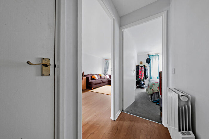 1 Bedroom Flat To Rent In Heathfield Drive, : Bed Rec Bath, CR4