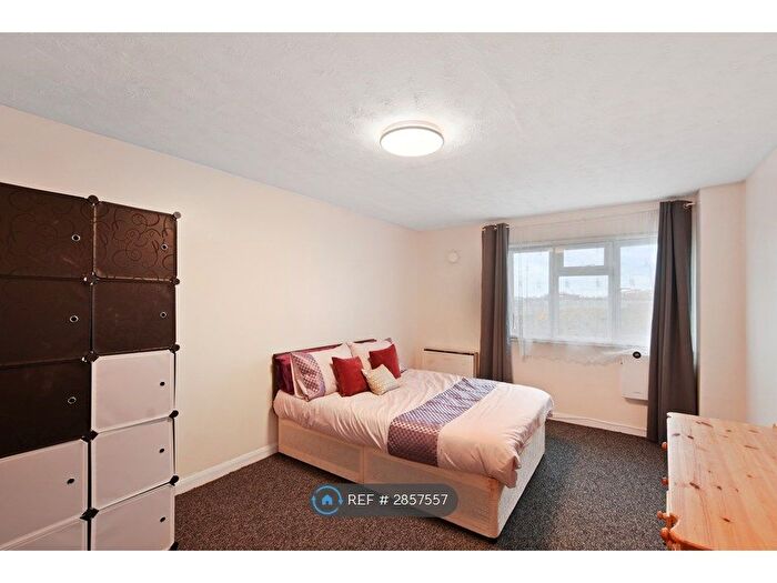 2 Bedroom Flat To Rent In Claremont Close, London, E16