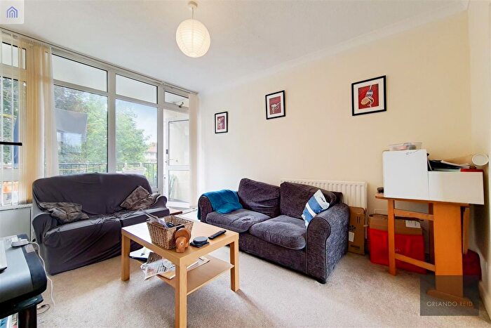 2 Bedroom Flat To Rent In Heather Close, Clapham, SW8