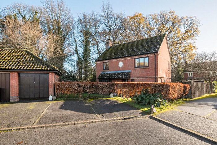 4 Bedroom Detached House For Sale In Maple Close, Pewsey, SN9