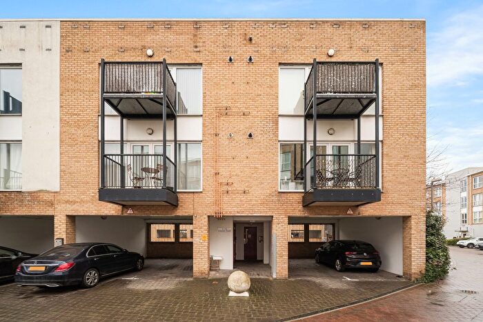 1 Bedroom Flat For Sale In Amazon Court, Admirals Way, Gravesend, Kent, DA12