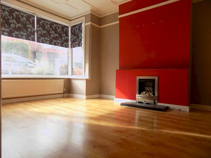 Semi-Detached House To Rent In Russell Rise, Luton, Bedfordshire, LU1