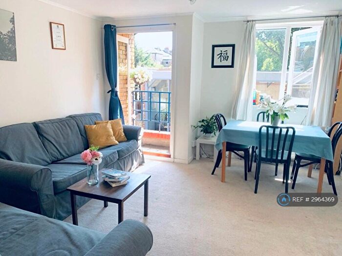 2 Bedroom Flat To Rent In St Johns Hill, London, SW11