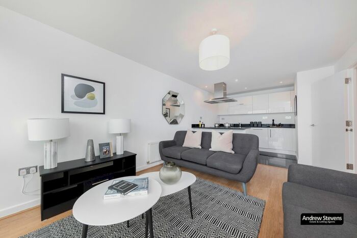 2 Bedroom Flat To Rent In Main Avenue, Enfield, EN1