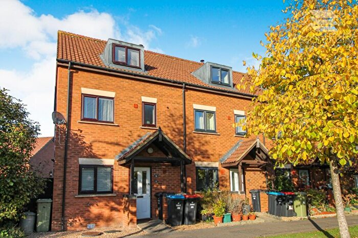 4 Bedroom End Of Terrace House To Rent In Ashford Crescent, Grange Farm, Milton Keynes, Buckinghamshire, MK8