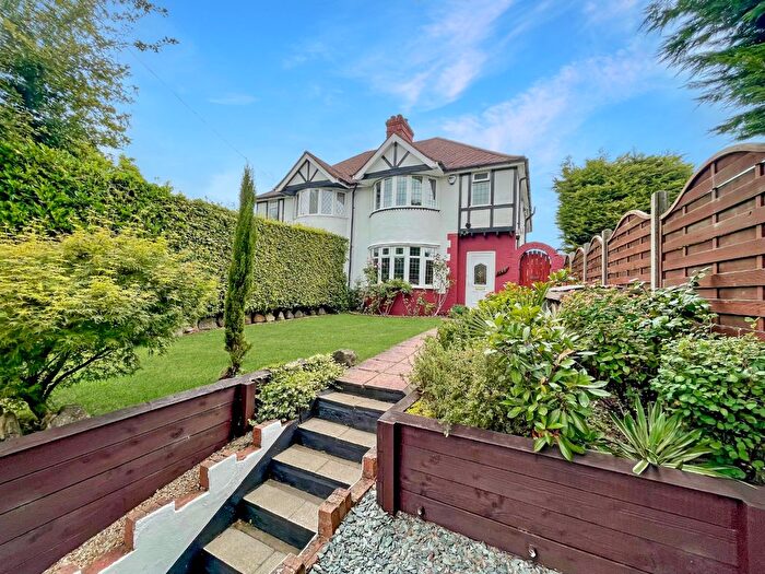 3 Bedroom Semi-Detached House For Sale In Stockingstone Road, Luton, Bedfordshire, LU2