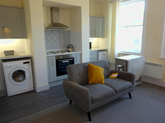 2 Bedroom Flat To Rent In High Street, Rochester, ME1