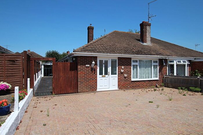 3 Bedroom Bungalow For Sale In Barfield Road, Thatcham, Berkshire, RG18