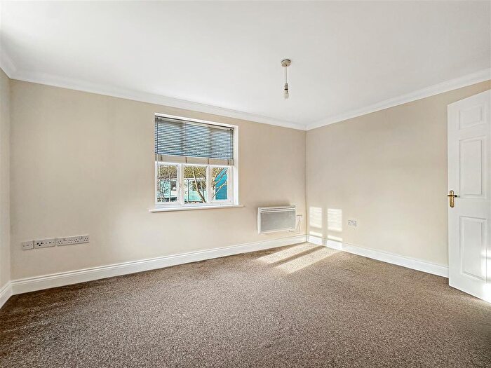 2 Bedroom Flat To Rent In Groves Close, Colchester, CO4