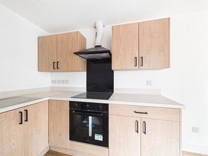 3 Bedroom Flat To Rent In Queen's Dr, Finsbury Park, London, N4