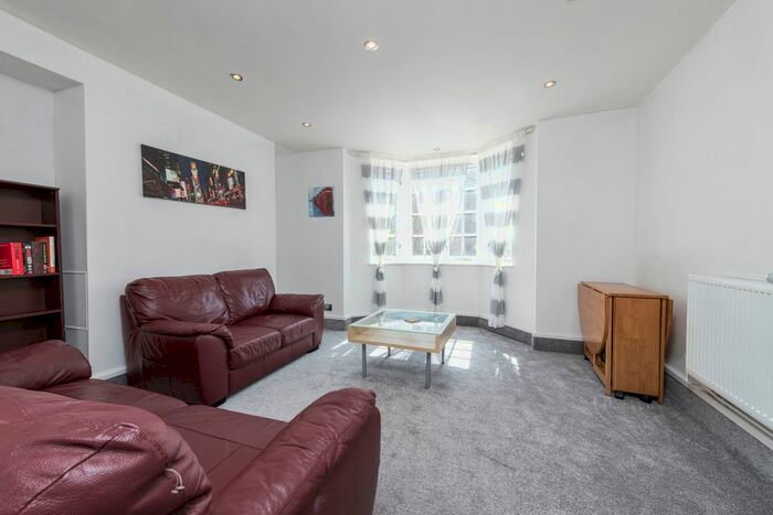 2 Bedroom Flat To Rent In Frogmore, London, SW18